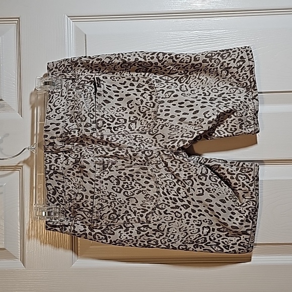White House Black Market Leopard Print MidRise Skinny Crop Bermuda Shorts Size6 - Picture 2 of 9